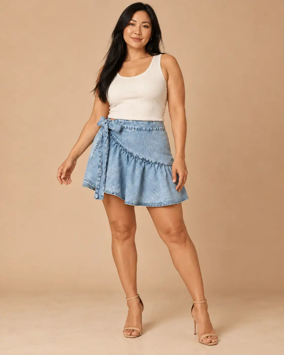 Modelo asiática con pelo negro suelto y falda Cashia Denim F100 en talla L, cuerpo entero.