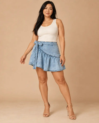 Modelo asiática con pelo negro suelto y falda Cashia Denim F100 en talla L, cuerpo entero.