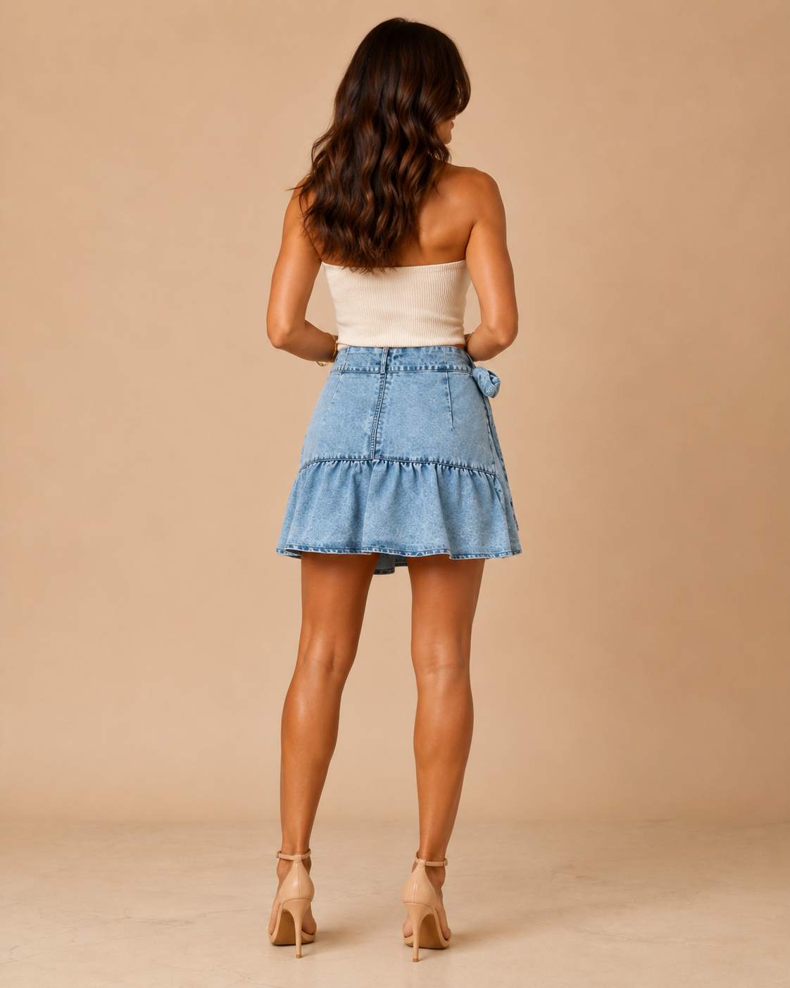 Vista de espalda de la Falda Cashia Denim Lazo azul, con cintura alta, lazo lateral y bajo con volante