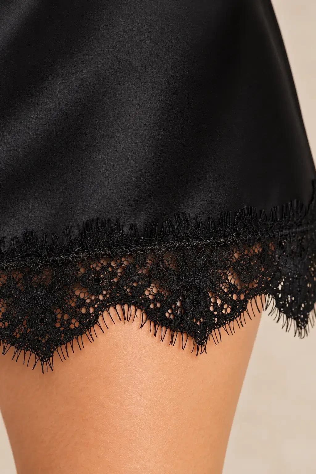 Falda mini encaje Cashia Swing con detalle de encaje negro en el borde, ideal para un look elegante y moderno.