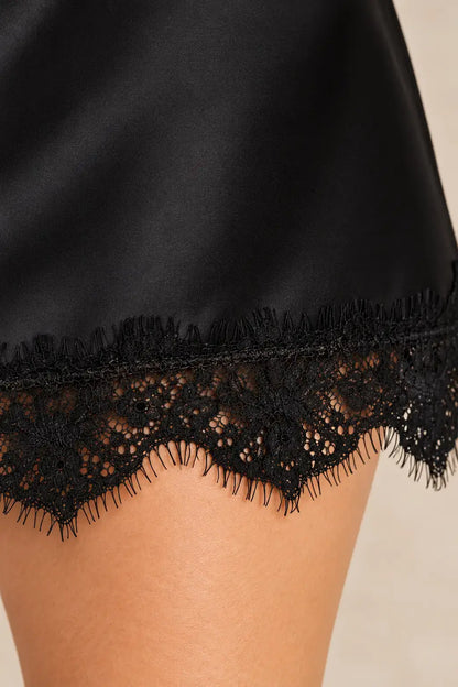 Falda mini encaje Cashia Swing con detalle de encaje negro en el borde, ideal para un look elegante y moderno.