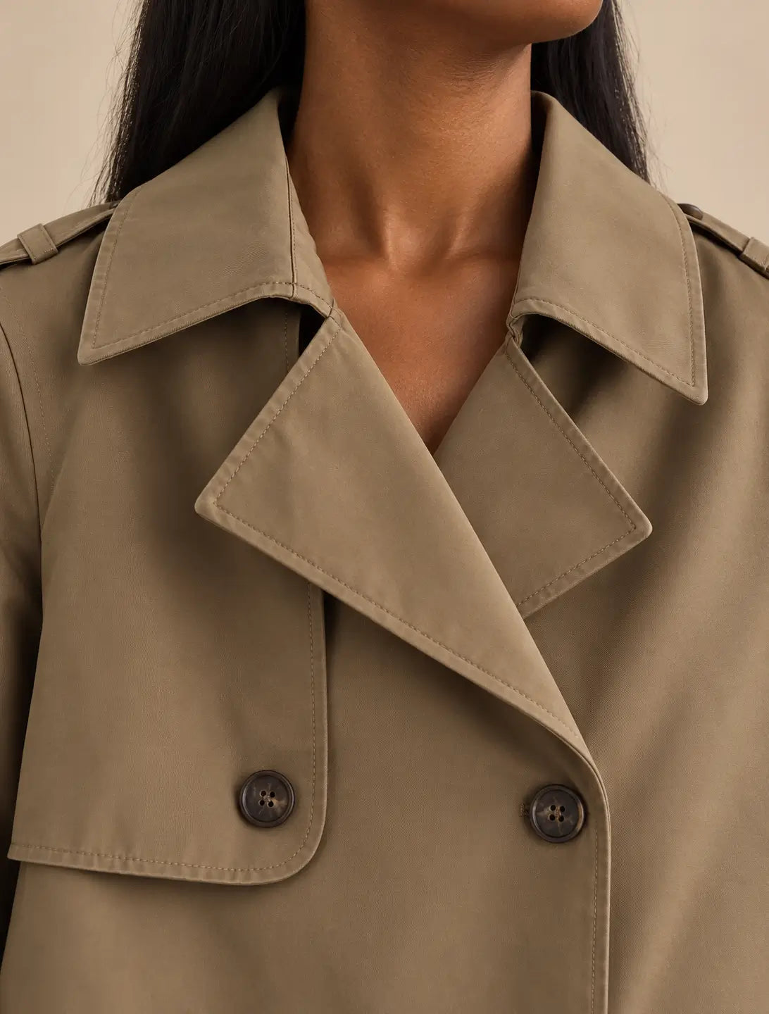 Detalle del cuello y las solapas de la gabardina corta Cashia Bruma beige.