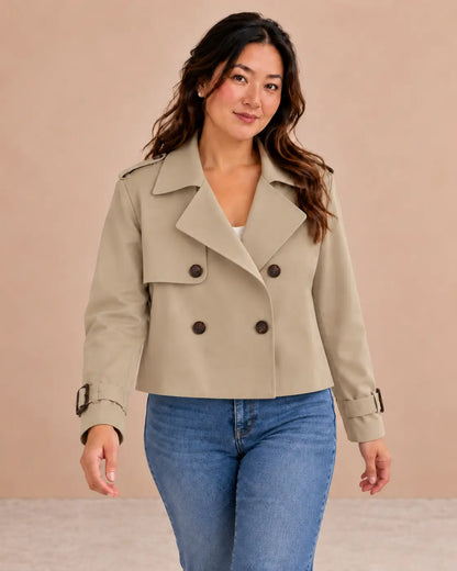 Medio plano superior de la gabardina Cashia Bruma beige, talla L, con vaqueros.
