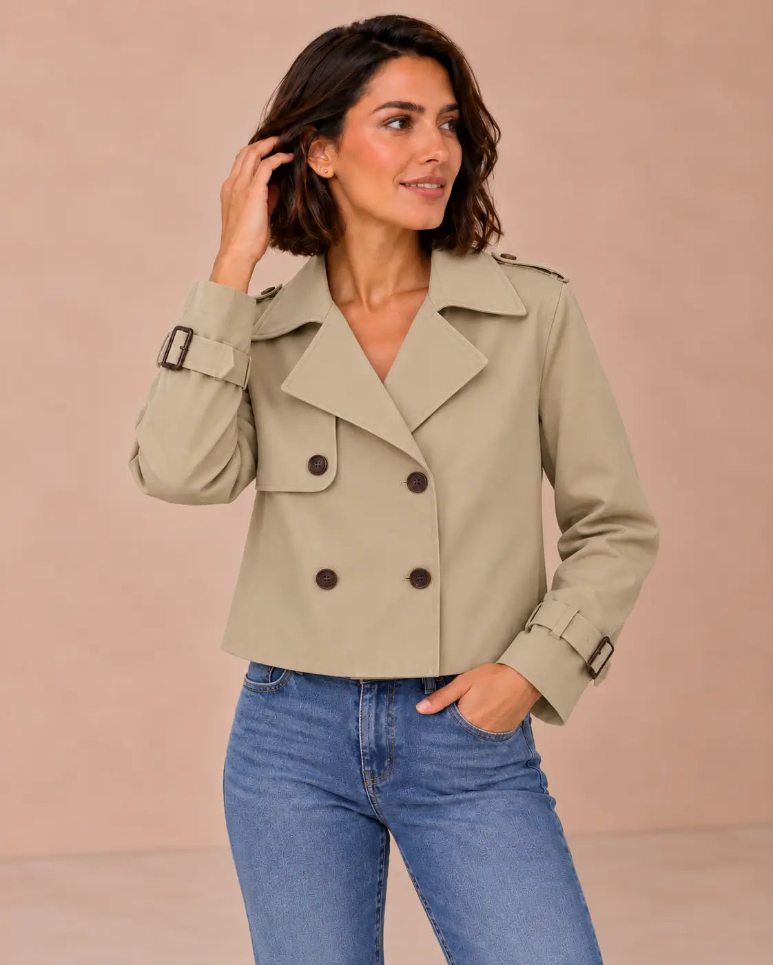Medio plano superior de la gabardina Cashia Bruma beige, talla M, con vaqueros.