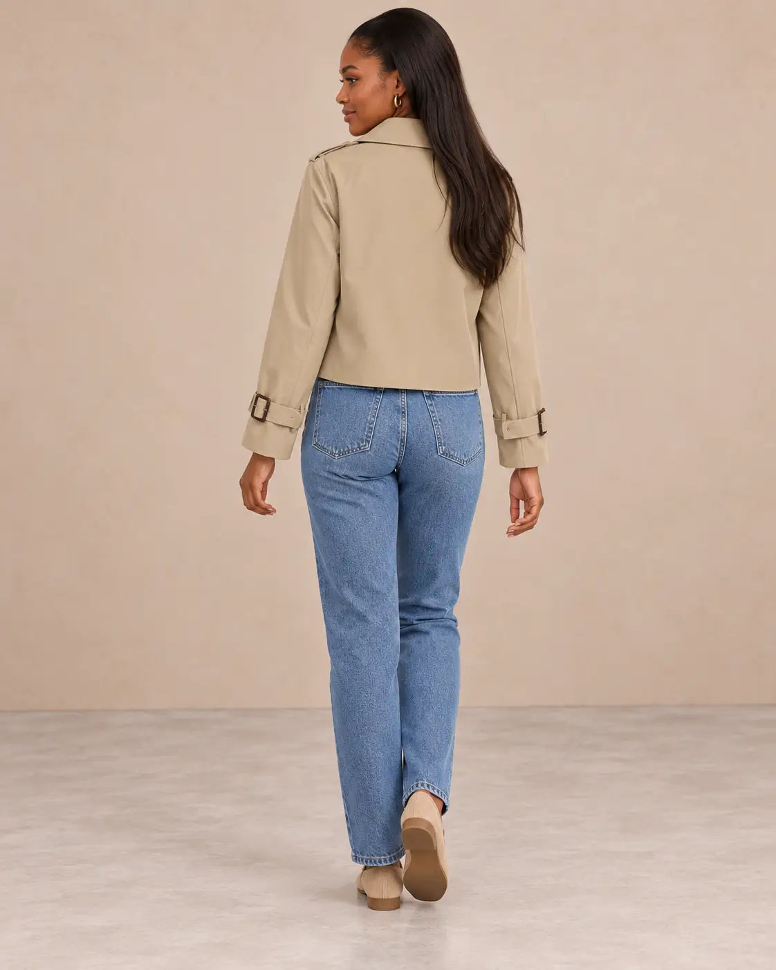 Gabardina corta Cashia Bruma beige, talla S, vista de espalda con vaqueros.