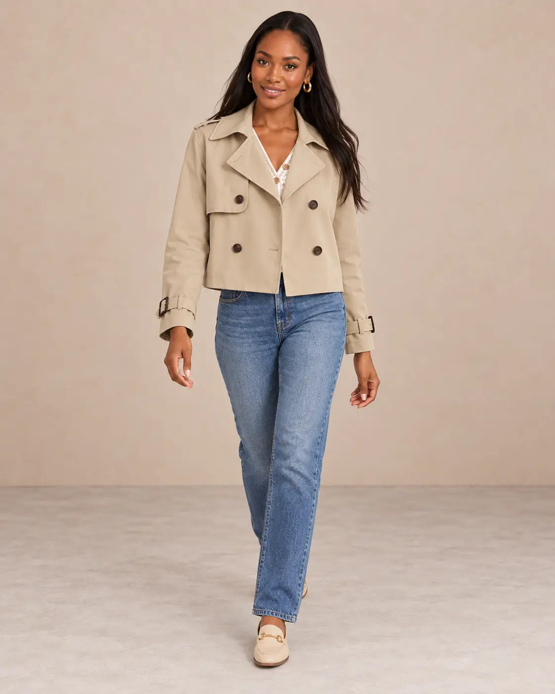 Gabardina corta Cashia Bruma beige, talla S, vista frontal con vaqueros.