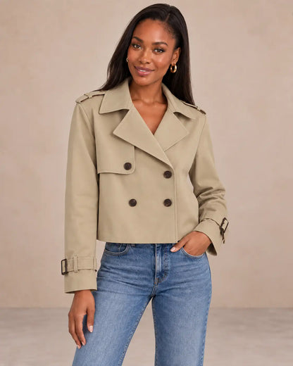 Medio plano superior de la gabardina Cashia Bruma beige, talla S, con vaqueros.