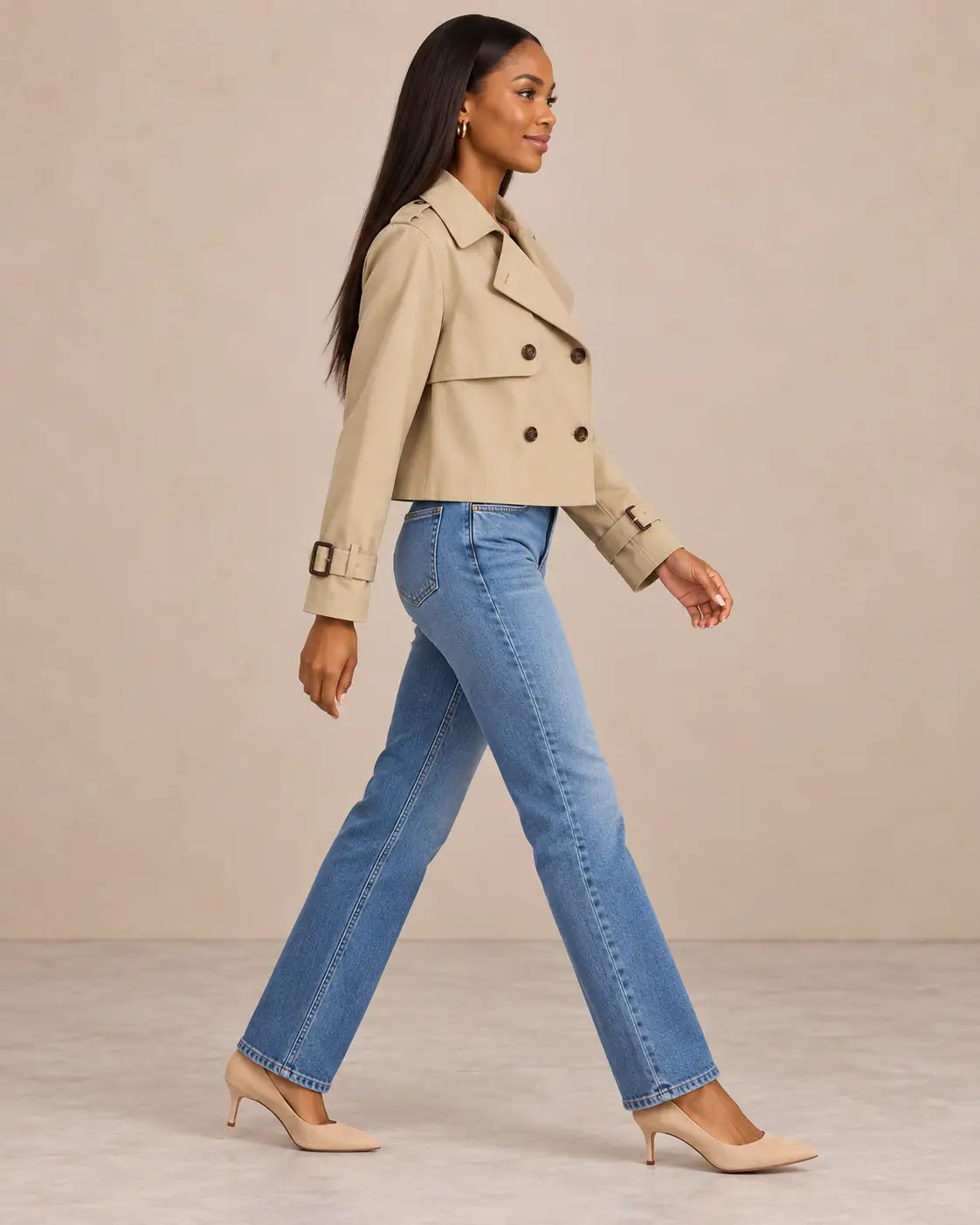 Gabardina corta Cashia Bruma beige, talla S, vista lateral con vaqueros.