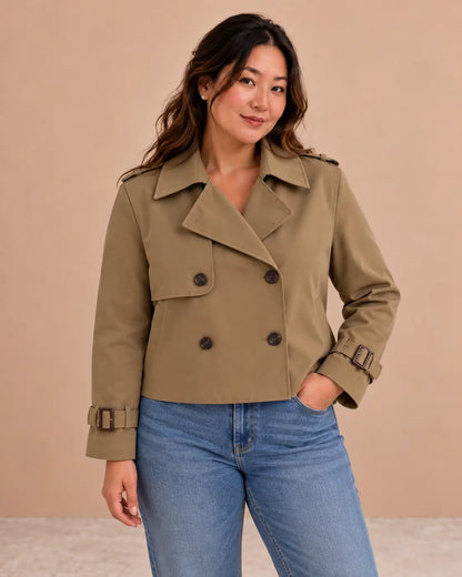 Medio plano superior de la gabardina Cashia Bruma caqui, talla L, con vaqueros.