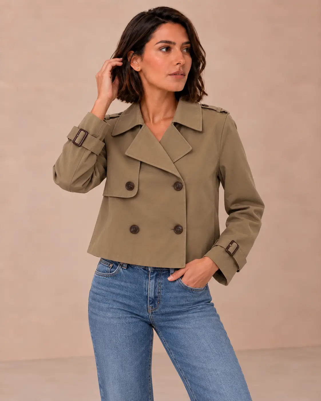 Medio plano superior de la gabardina Cashia Bruma caqui, talla M, con vaqueros.