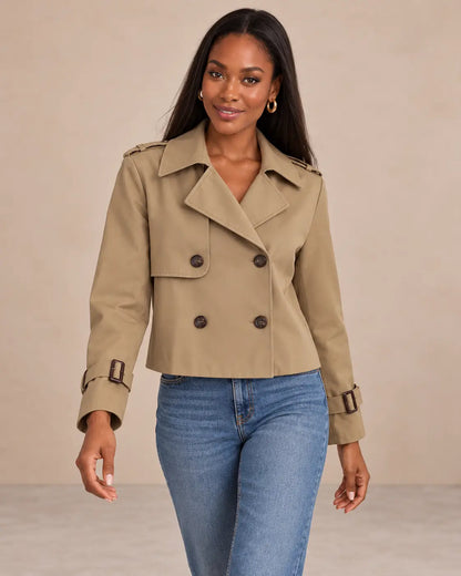 Medio plano superior de la gabardina Cashia Bruma caqui, talla S, con vaqueros.