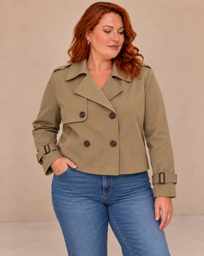 Medio plano superior de la gabardina Cashia Bruma caqui, talla XL, con vaqueros.
