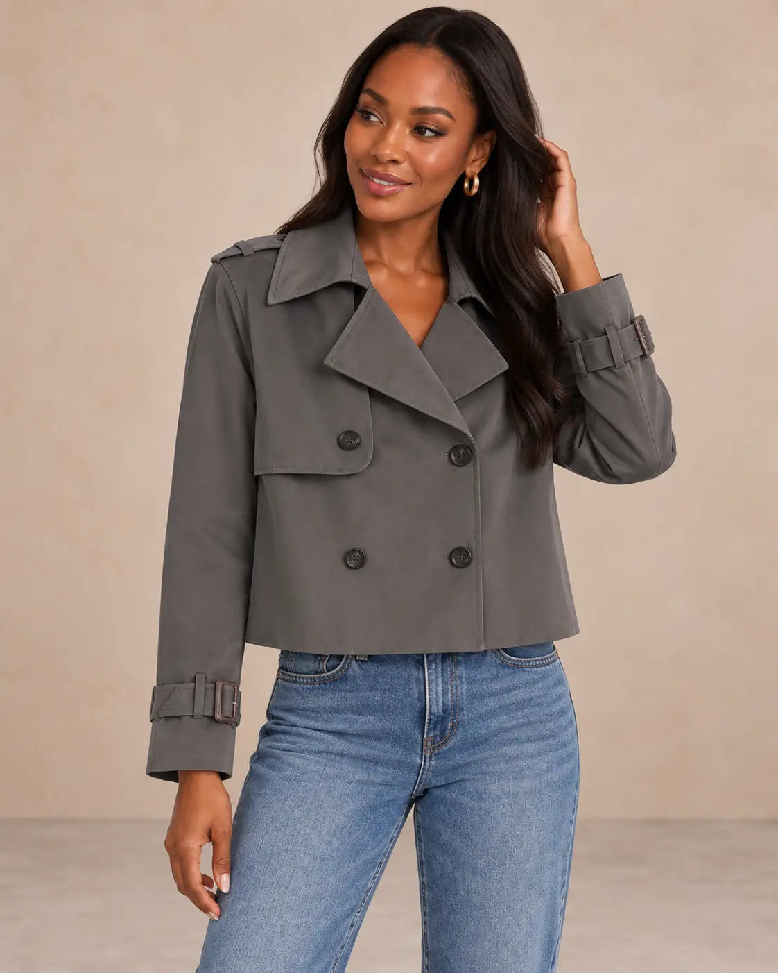 Medio plano superior de la gabardina Cashia Bruma gris, talla S, con vaqueros.