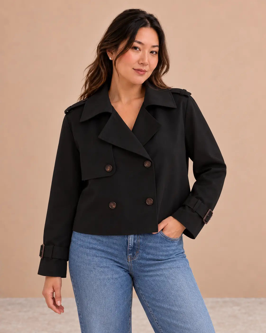 Medio plano superior de la gabardina Cashia Bruma negra, talla L, con vaqueros.