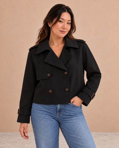 Medio plano superior de la gabardina Cashia Bruma negra, talla L, con vaqueros.