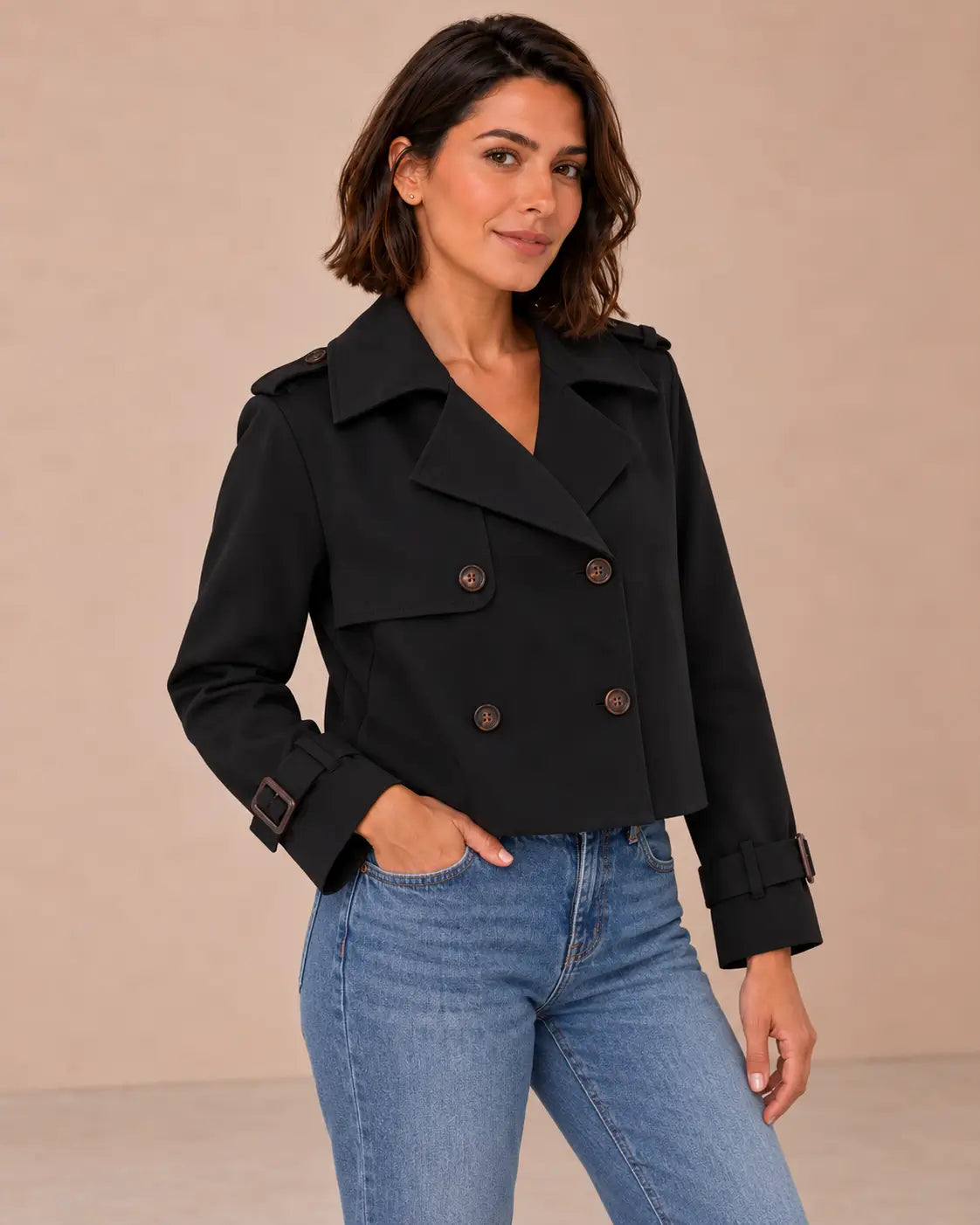 Medio plano superior de la gabardina Cashia Bruma negra, talla M, con vaqueros.