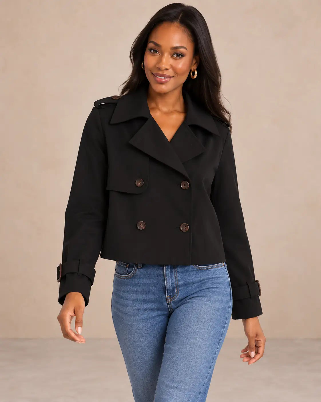 Medio plano superior de la gabardina Cashia Bruma negra, talla S, con vaqueros.