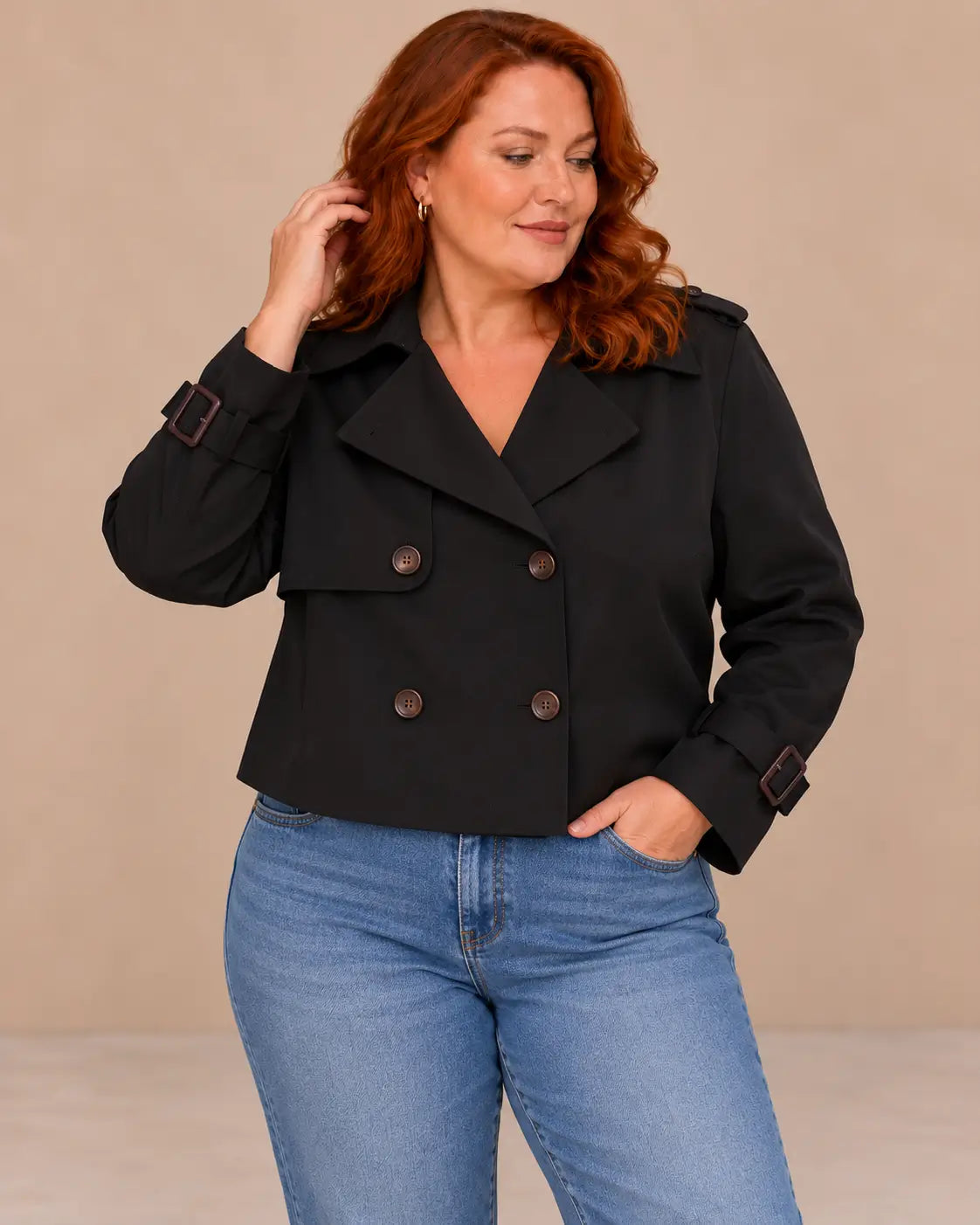 Medio plano superior de la gabardina Cashia Bruma negra, talla XL, con vaqueros.