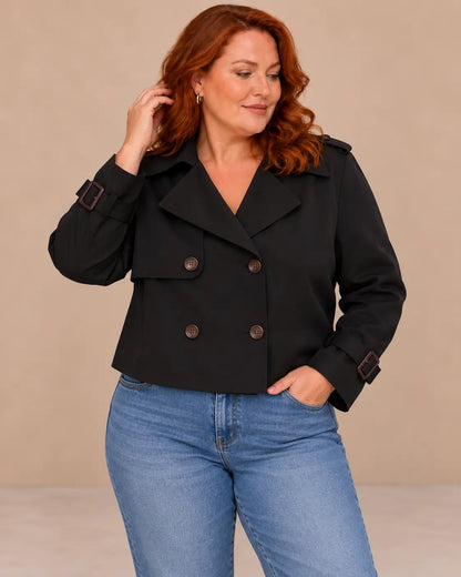 Medio plano superior de la gabardina Cashia Bruma negra, talla XL, con vaqueros.