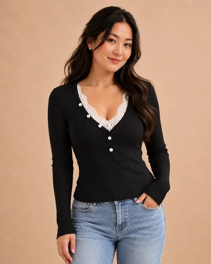Jersey de mujer con encaje y botones, elegante diseño de canalé negro con escote en pico y botones decorativos.