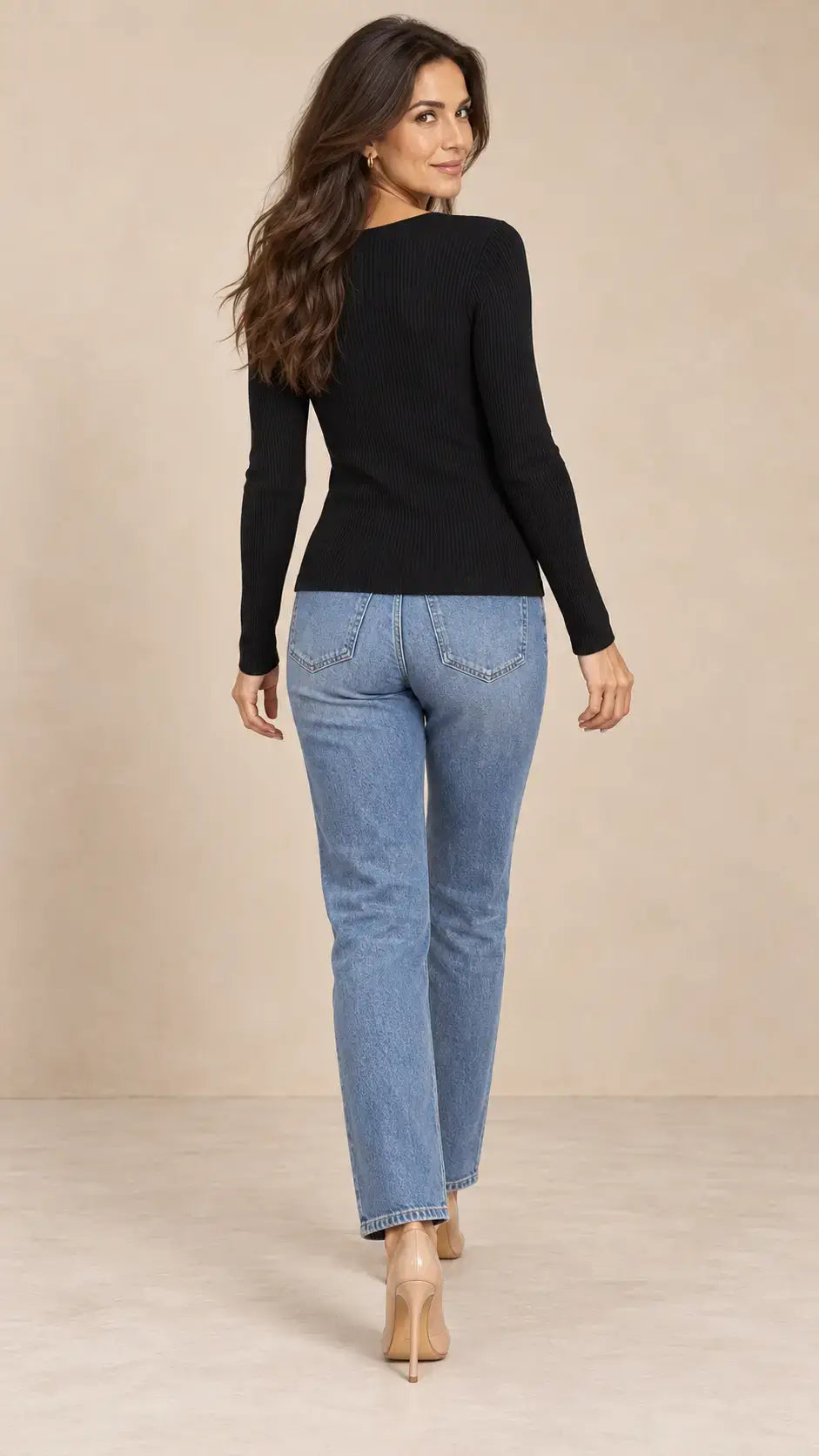 Mujer vista desde atrás con jersey de mujer con encaje y botones y jeans, mostrando estilo y elegancia.