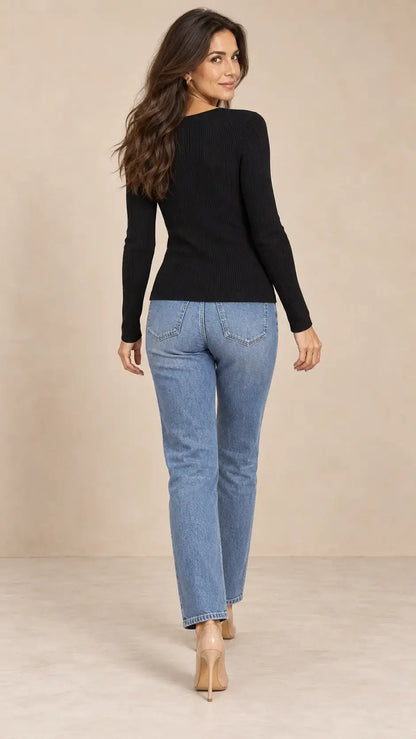 Mujer vista desde atrás con jersey de mujer con encaje y botones y jeans, mostrando estilo y elegancia.
