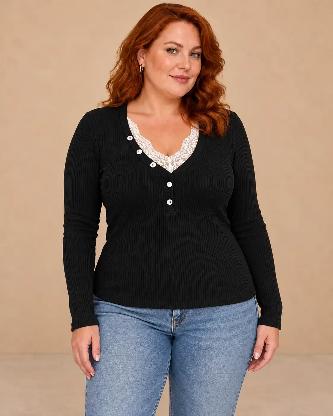 Jersey de mujer con encaje y botones en color negro, con escote en pico y botones decorativos.