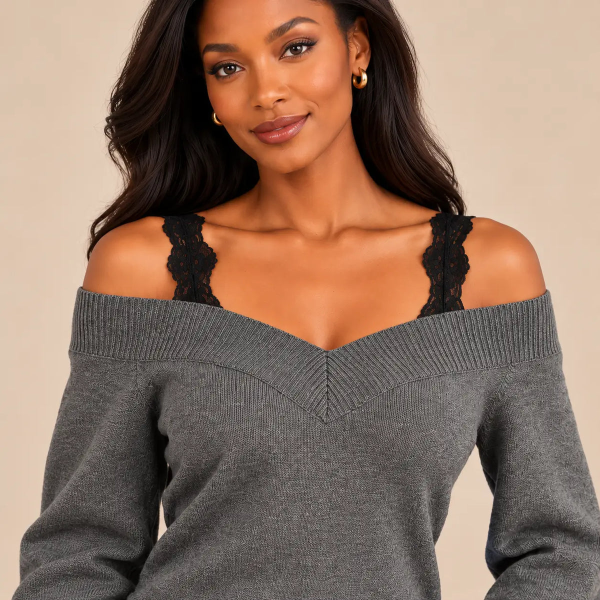 Detalle sobre modelo del escote en V de canalé y los tirantes de encaje negro del jersey Cashia Arolla gris.