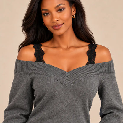 Detalle sobre modelo del escote en V de canalé y los tirantes de encaje negro del jersey Cashia Arolla gris.