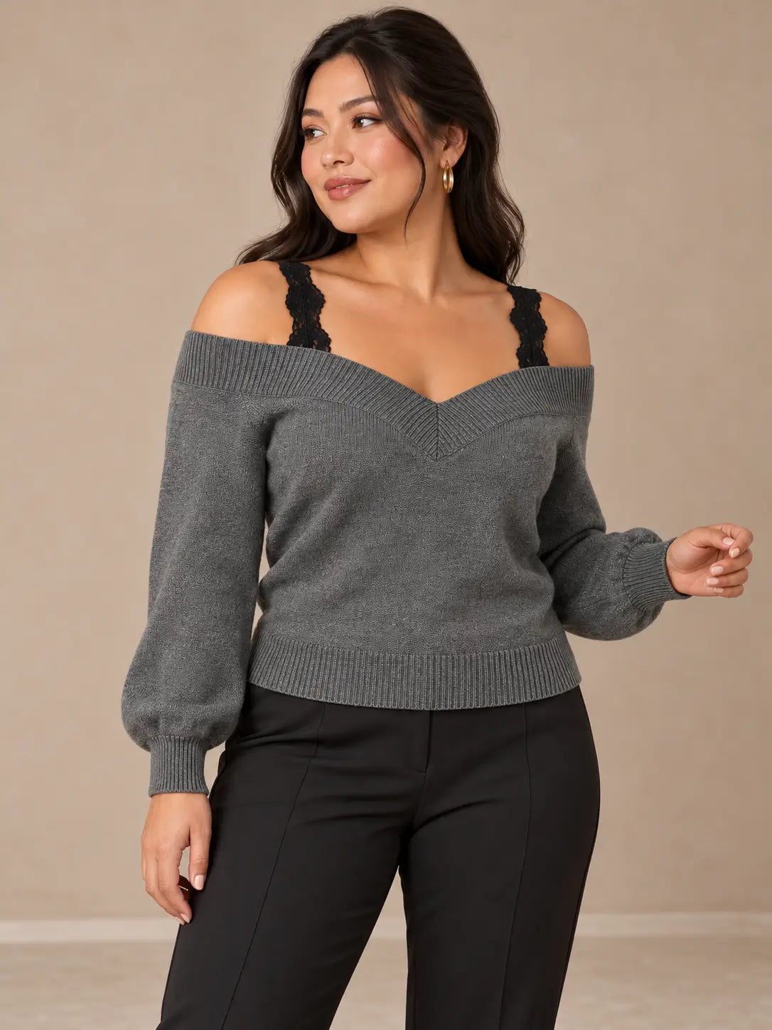Jersey Cashia Arolla gris, talla L, en medio plano superior sobre modelo asiática con pelo suelto y pantalón negro de vestir.