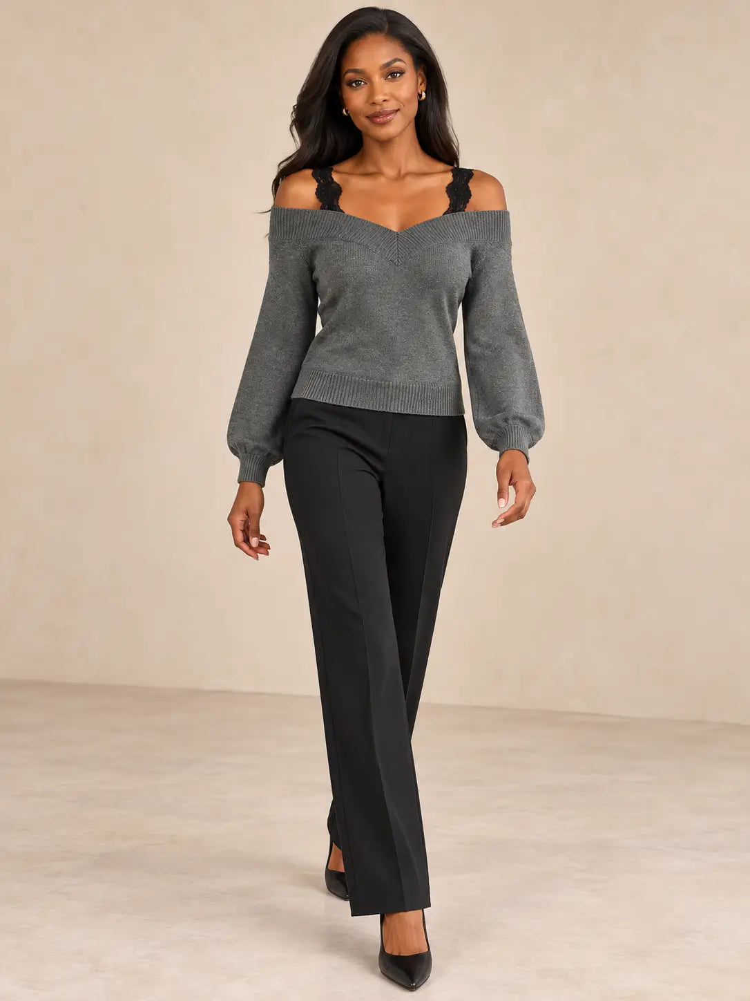 Jersey Cashia Arolla gris, talla S, vista frontal con tirantes de encaje negro y pantalón de vestir negro.