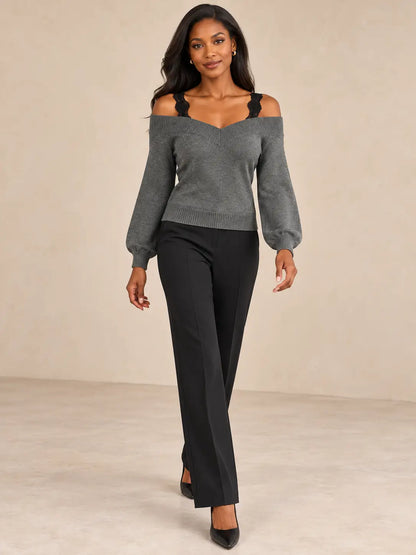 Jersey Cashia Arolla gris, talla S, vista frontal con tirantes de encaje negro y pantalón de vestir negro.