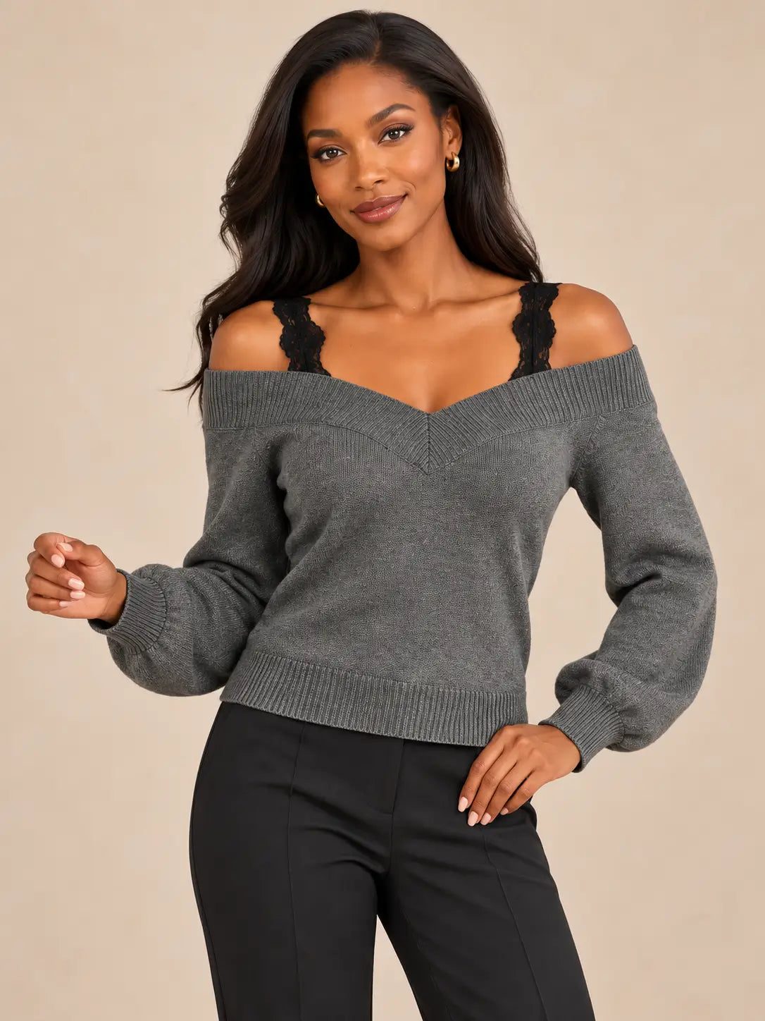 Jersey Cashia Arolla gris, talla S, en medio plano superior sobre modelo negra, con escote en V y encaje negro.