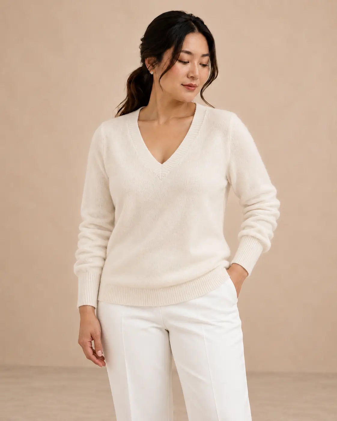 Jersey Cashia Cedro crudo de manga larga y escote de pico, talla L, medio plano superior sobre modelo.

