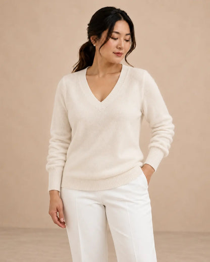 Jersey Cashia Cedro crudo de manga larga y escote de pico, talla L, medio plano superior sobre modelo.
