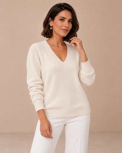 Jersey Cashia Cedro crudo de manga larga y escote de pico, talla M, medio plano superior sobre modelo.

