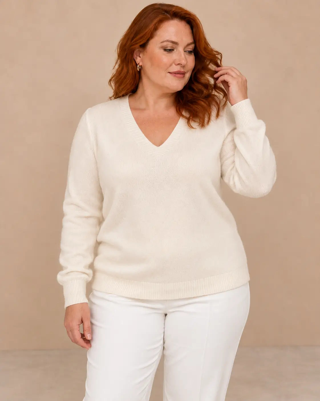 Jersey Cashia Cedro crudo de manga larga y escote de pico, talla XL, medio plano superior sobre modelo.
