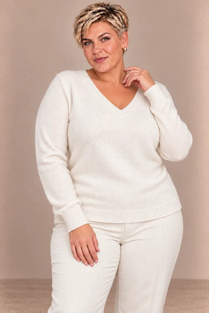  Jersey Cashia Cedro crudo de manga larga y escote de pico, talla XXL, medio plano superior sobre modelo.
