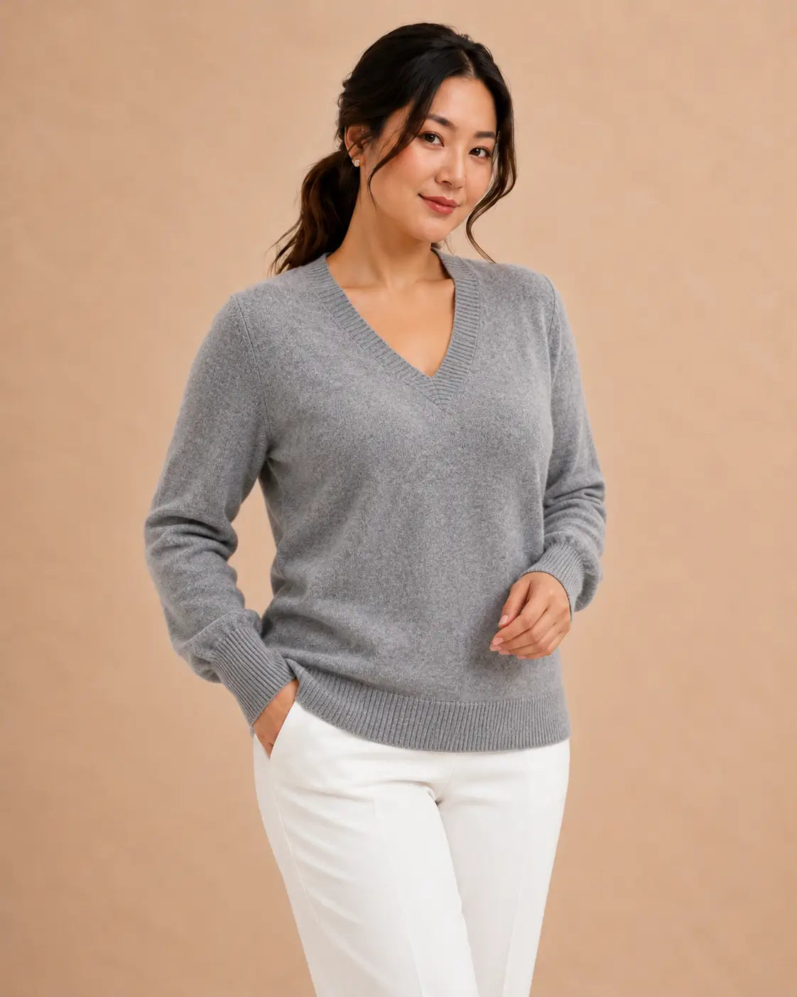 Jersey Cashia Cedro gris de manga larga y escote de pico, talla L, medio plano superior sobre modelo.
