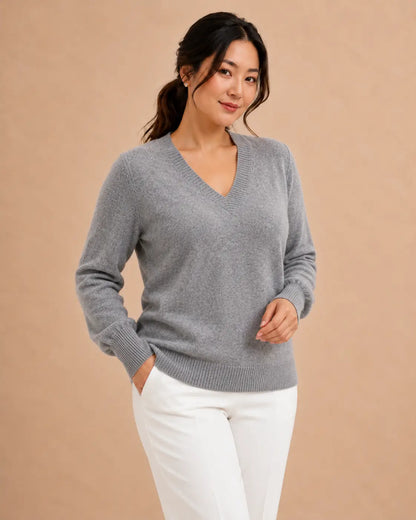 Jersey Cashia Cedro gris de manga larga y escote de pico, talla L, medio plano superior sobre modelo.

