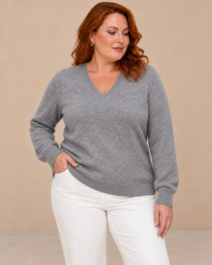 Jersey Cashia Cedro gris de manga larga y escote de pico, talla XL, medio plano superior sobre modelo.
