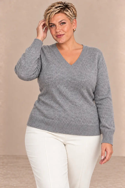 Jersey Cashia Cedro gris de manga larga y escote de pico, talla XXL, medio plano superior sobre modelo.

