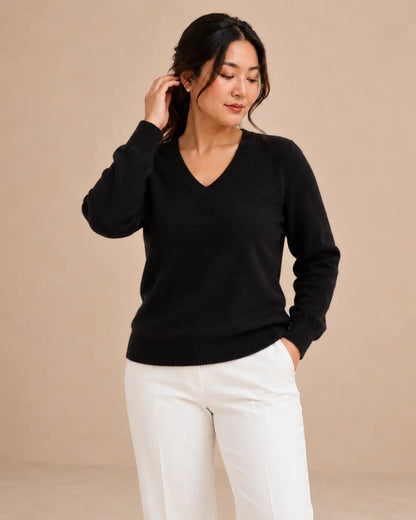 Jersey Cashia Cedro negro de manga larga y escote de pico, talla L, medio plano superior sobre modelo.

