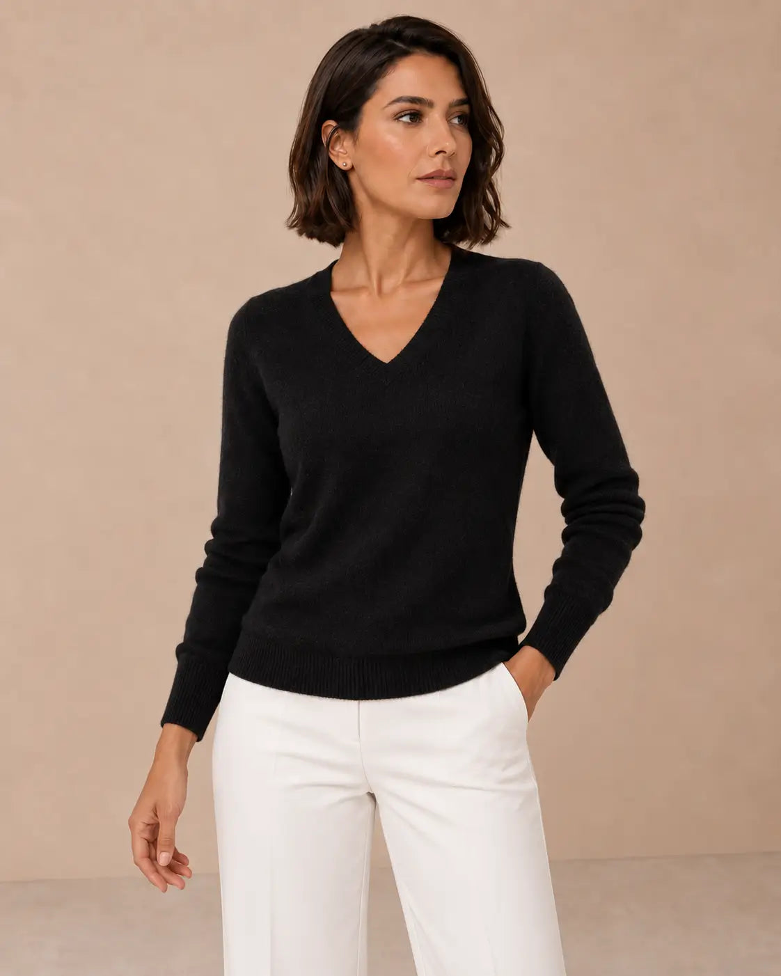 Jersey Cashia Cedro negro de manga larga y escote de pico, talla M, medio plano superior sobre modelo.
