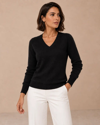 Jersey Cashia Cedro negro de manga larga y escote de pico, talla M, medio plano superior sobre modelo.
