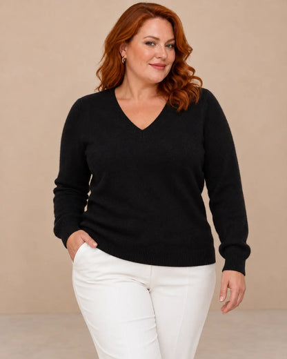 Jersey Cashia Cedro negro de manga larga y escote de pico, talla XL, medio plano superior sobre modelo.
