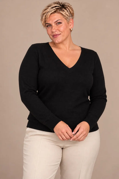 Jersey Cashia Cedro negro de manga larga y escote de pico, talla XXL, medio plano superior sobre modelo.

