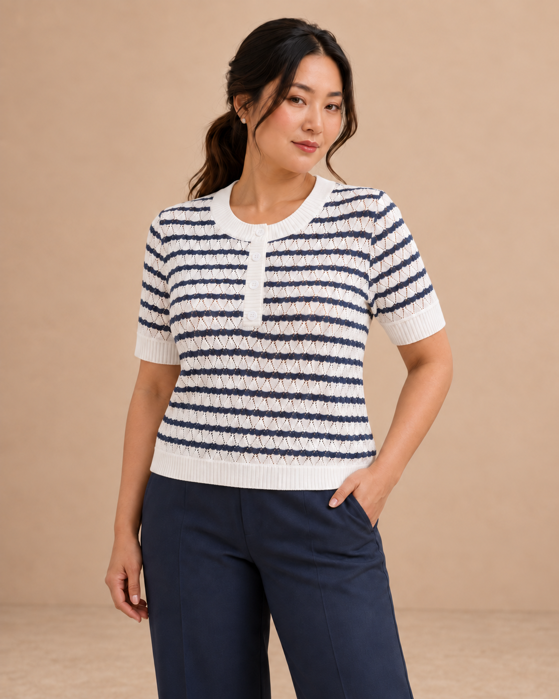 Jersey de punto Cashia Fresno en modelo Cashia talla L de pelo negro recogido, medio plano superior.