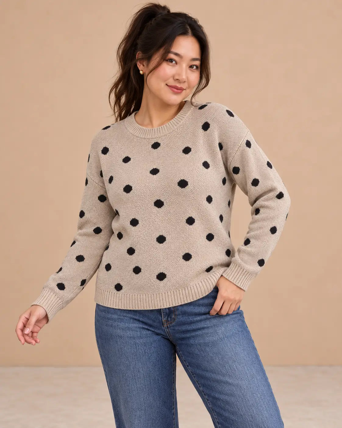Jersey Cashia Haya beige con lunares negros, talla L, sobre modelo asiática con cola alta y vaqueros.
