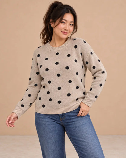 Jersey Cashia Haya beige con lunares negros, talla L, sobre modelo asiática con cola alta y vaqueros.